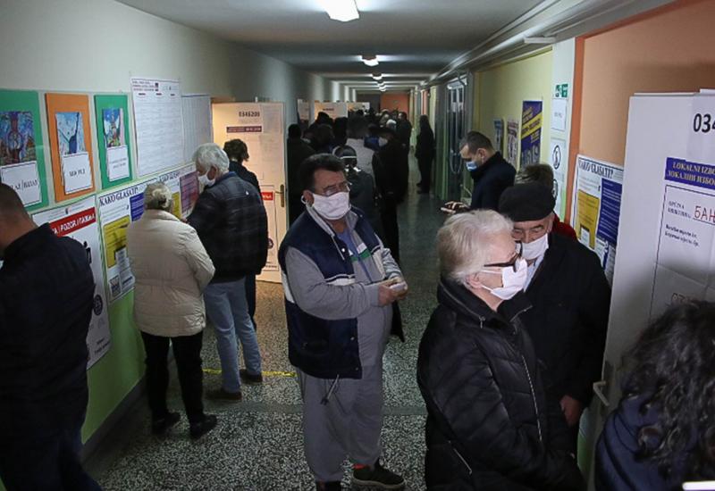 Banja Luka: Gužve na biralištima, mjere kao da ne postoje